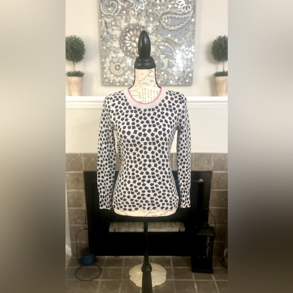 🖤SUPER CUTE! Soft floral sweater from J.Crew, size small - navy blue wit…